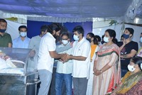 Allu Arjun Pays Last Respcets to Sirivennela Sitaramasastri